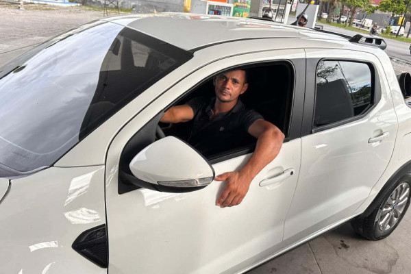 O motorista Antônio Silva, evela que desistiu de trabalhar por meio de aplicativo por causa do custo para abastecer o veículo (Foto: Thatiany Lucena/DP)