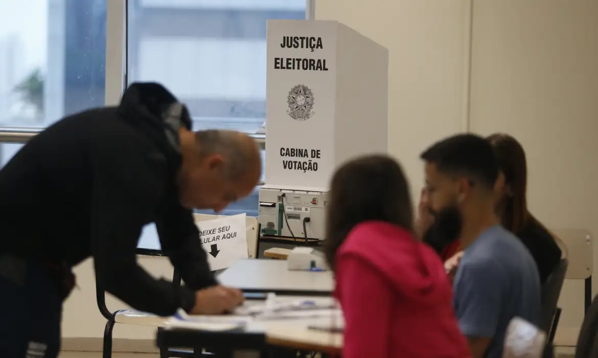 Pesquisa revela que número de eleitores 60+ cresceu cinco vezes mais do que o eleitorado geral nos últimos 16 anos/Paulo Pinto/Agência Brasil