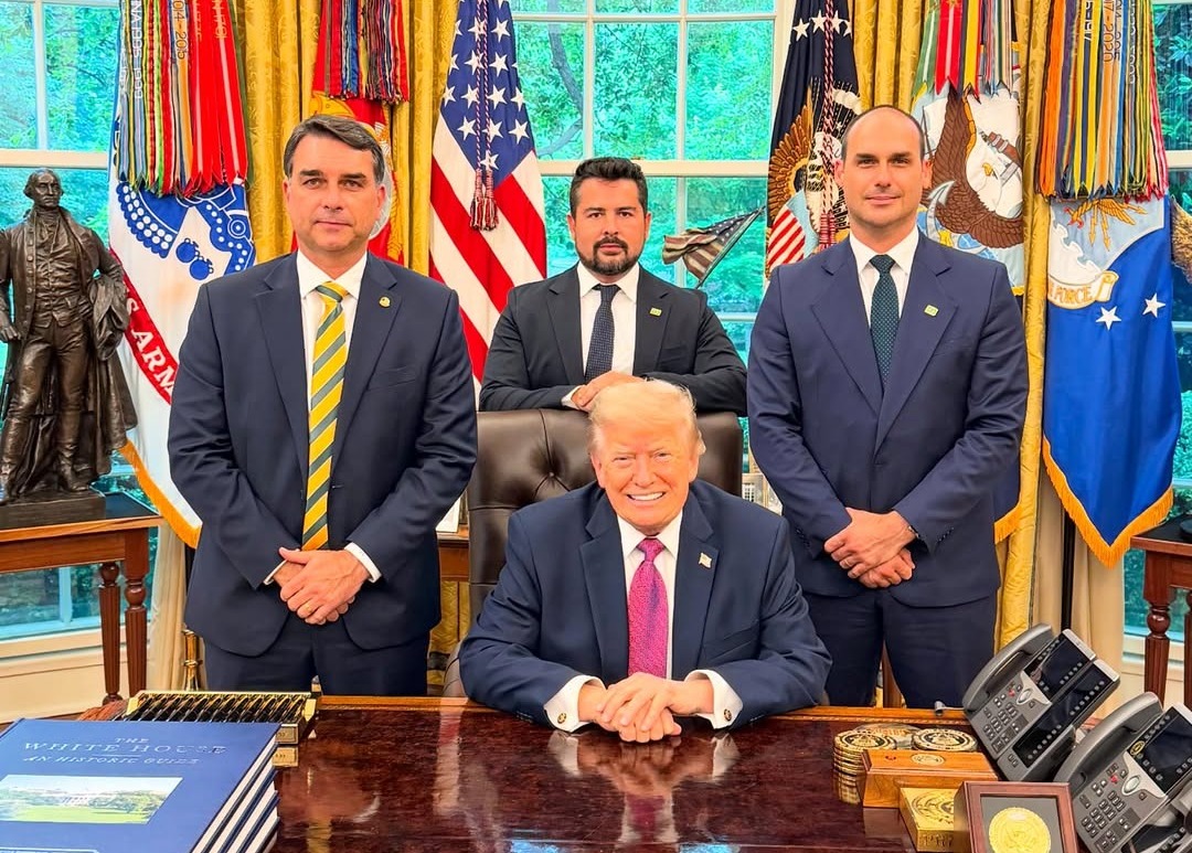 Flávio e Eduardo Bolsonaro em visita ao presidente Donald Trump/Divulgação