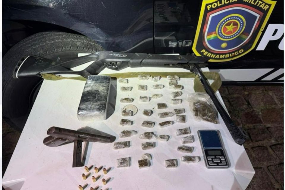 Veículo suspeito deixou armas e materiais entorpecentes para trás após identificar presença da Polícia Militar de Pernambuco/Foto: Divulgação/PMPE