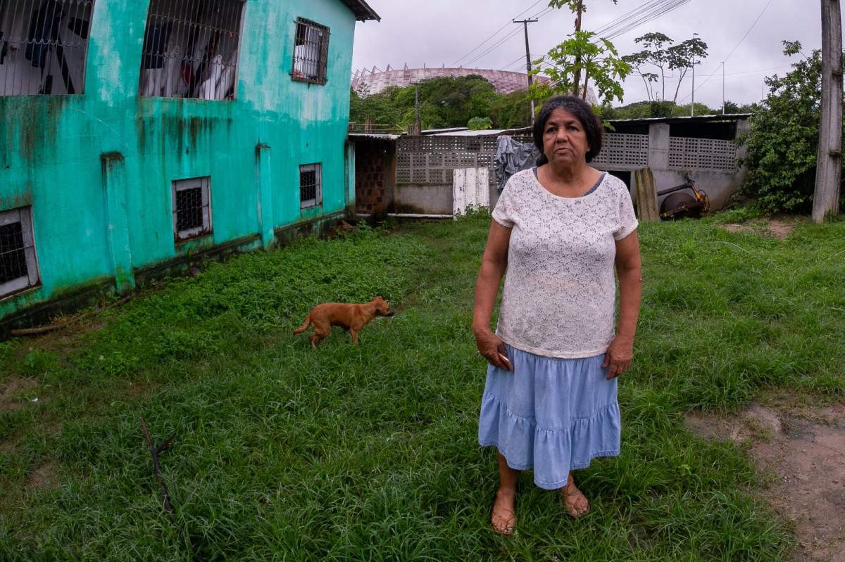 Neide Alves, de 66 anos, diz ser a última pessoa a morar nos entornos da Arena de Pernambuco (Foto: Rafael Vieira/DP Foto)