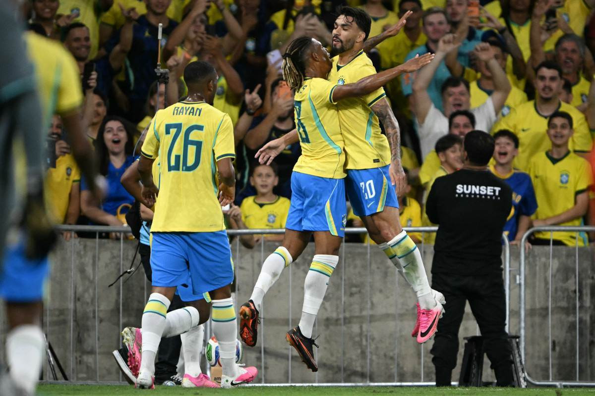 Festa no Maracanã mascara falhas da Seleção, mas treinador italiano admite dúvidas no esquema. Para não repetir erros recentes, time precisa de ajustes no meio-campo./Foto: Mauro PIMENTEL / AFP