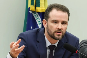Ministro da Fazenda, Dario Durigan, sobre n&atilde;o precisar declarar o IRPF: "No ano que vem eu quero aumentar essa desobriga&ccedil;&atilde;o"