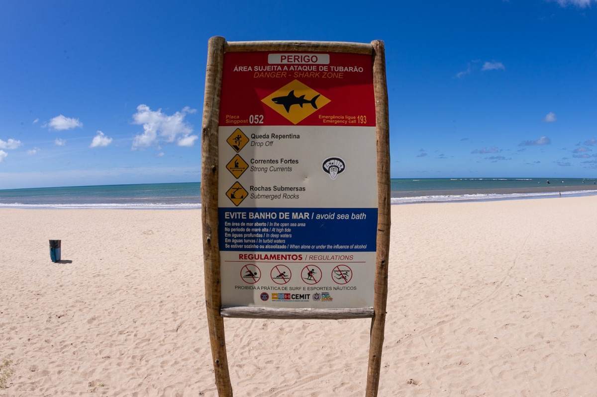 Placa de alerta na Praia de Piedade, onde menino de 11 anos foi mordido por tubarão/Rafael Vieira/DP Foto