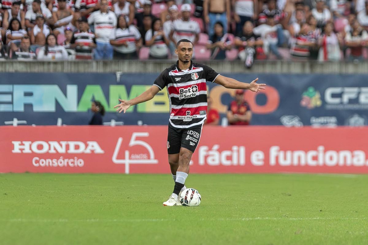 Eurico, zagueiro do Santa Cruz/Rafael Vieira