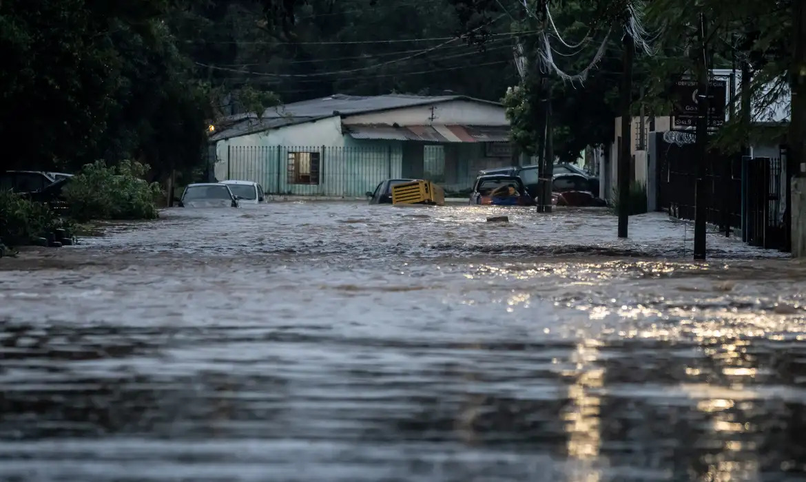 Mudanças climáticas já afetam rotina nas cidades, diz pesquisa divulgada nesta terça (2)/Rafa Neddermeyer/Agência Brasil