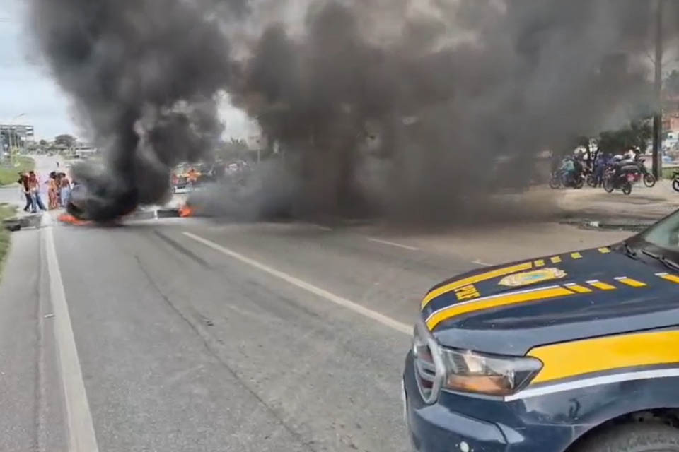 BR-101, sentido Jaboatão dos Guararapes, interditada por protesto/DIVULGAÇÃO/PRF