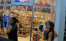 Três mulheres arrombam quiosque e roubam 33 aparelhos celulares em shopping de Caruaru, no Agreste
/Reprodução/Adielson Galvão
