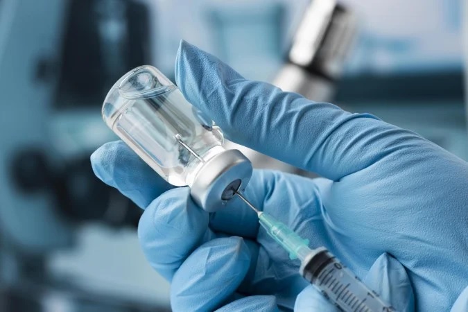 A nova medicação foi desenvolvida para ser aplicada pela via intramuscular e utiliza moléculas de mRNA em sua composição/crédito: Imagem de Freepik