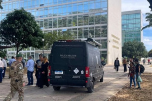 &Aacute;rea em frente ao Minist&eacute;rio do Meio Ambiente foi isolada pela PMDF ap&oacute;s objeto abandonado levantar suspeita