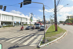 Acidente aconteceu na Imbiribeira no final da manh&atilde;