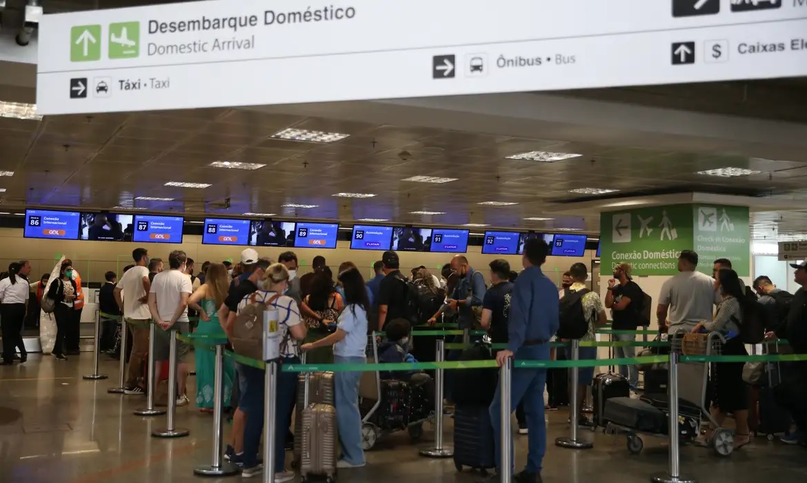 Empresas orientam os passageiros a chegarem com antecedência aos aeroportos/José Cruz/Agência Brasil