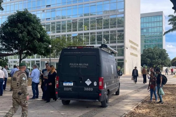 Área em frente ao Ministério do Meio Ambiente foi isolada pela PMDF após objeto abandonado levantar suspeita/Foto: C.B. Press/Davi Cruz