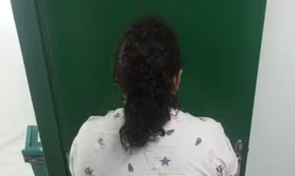 Mulher de 37 anos que se passava por adolescente de 12 usava mamadeira e chupeta/Reprodução