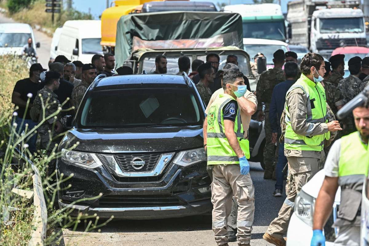 Soldados libaneses e equipes de resposta a emergências estão no local de um ataque de drone israelense que, segundo relatos, matou os passageiros de um veículo na rodovia Khaldeh, na entrada sul de Beirute, em 3 de junho de 2026./ AFP
