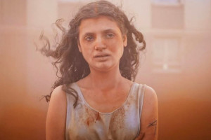 A jovem M&eacute;lissa Boros interpreta protagonista do t&iacute;tulo, que vive um mundo desolador em que uma doen&ccedil;a contagiosa transforma os infectados em m&aacute;rmore