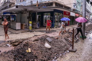Obra de embutimento de fios no Centro do Recife causa pol&ecirc;mica com Iphan e irrita&ccedil;&atilde;o dos lojistas