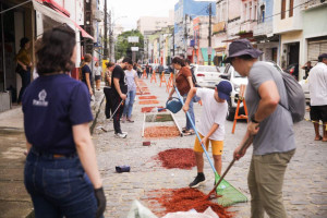 Cat&oacute;licos montaram tapetes de Corpus Christi no Recife 