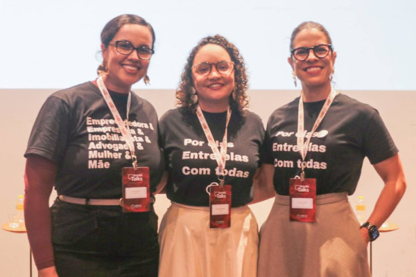 A palestrante Livia Santos, a advogada e cofundadora do Imobi por Elas, Walkyria Bezerra e a diretora do evento, Celina Pessoa (Foto: Weslly Gomes/Esp DP)