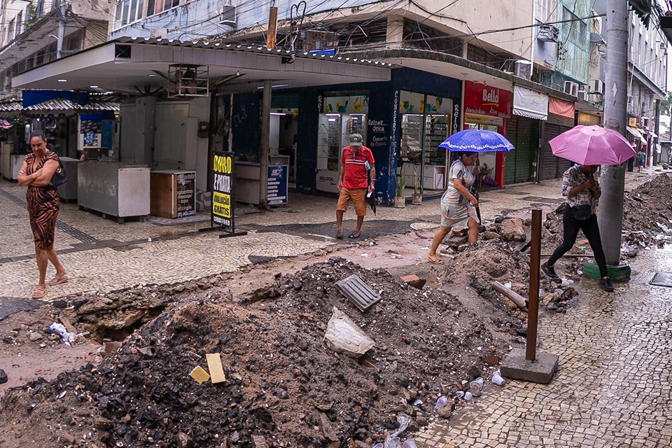 Clientes e lojistas da Camboa do Carmo e a dificuldade de locomoção devido às obras paralisadas/RAFAEL VIEIRA/DP