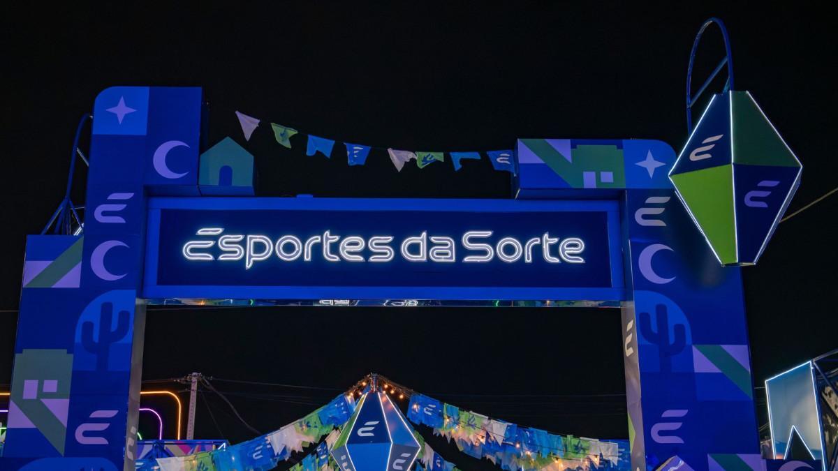 A estrutura do circuito inclui uma cidade cenográfica, um trio de pé-de-serra gigante, uma fogueira cenográfica e uma réplica de locomotiva Maria Fumaça/Divulgação/Esportes da Sorte