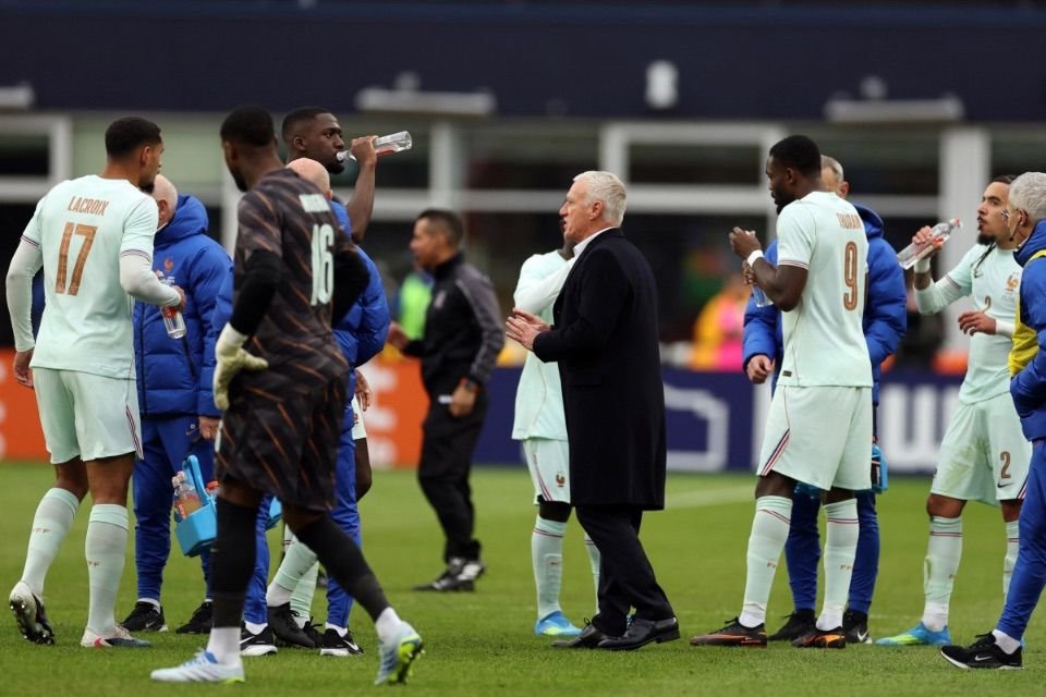 Seleção da França em pausa para hidratação durante amistoso contra o Brasil/FRANCK FIFE / AFP