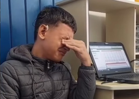 O adolescente voltou a ouvir com o auxílio de um implante coclear /Reprodução/Redes sociais