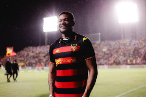 Joelinton, volante do Newcastle, em visita ao Sport