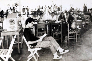 No um mes&aacute;rio descansa diante de pouco movimento. Recife - 21/04/1993 