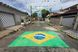 Rua Camar&aacute;, no bairro de Areias, em clima de Copa do Mundo 