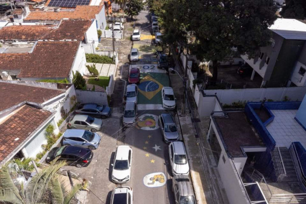 Rua Lopes de Carvalho, no bairro da Madalena, em clima de Copa do Mundo (Rafael Vieira / DP Foto)