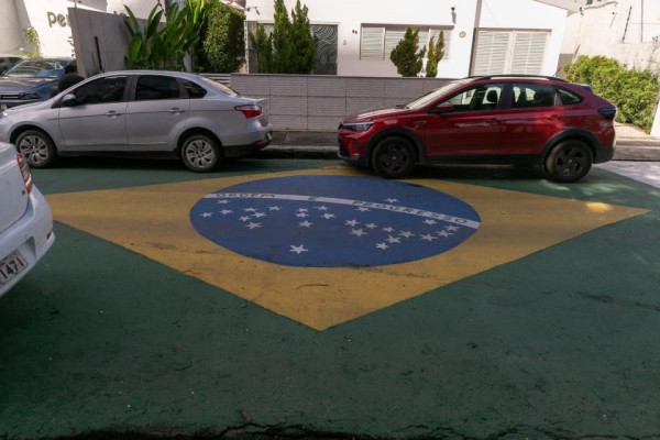 Rua Lopes de Carvalho, no bairro da Madalena, em clima de Copa do Mundo (Rafael Vieira / DP Foto)
