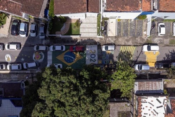 Rua Lopes de Carvalho, no bairro da Madalena, em clima de Copa do Mundo (Rafael Vieira / DP Foto)