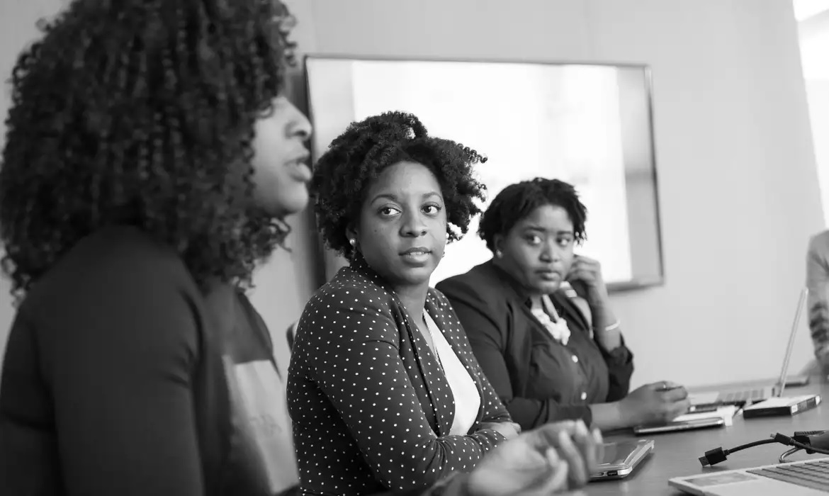As mulheres negras jovens continuam registrando os piores resultados em indicadores como taxa de desocupação, informalidade, desalento e rendimento/NOTICIA PRETA./PEXELS