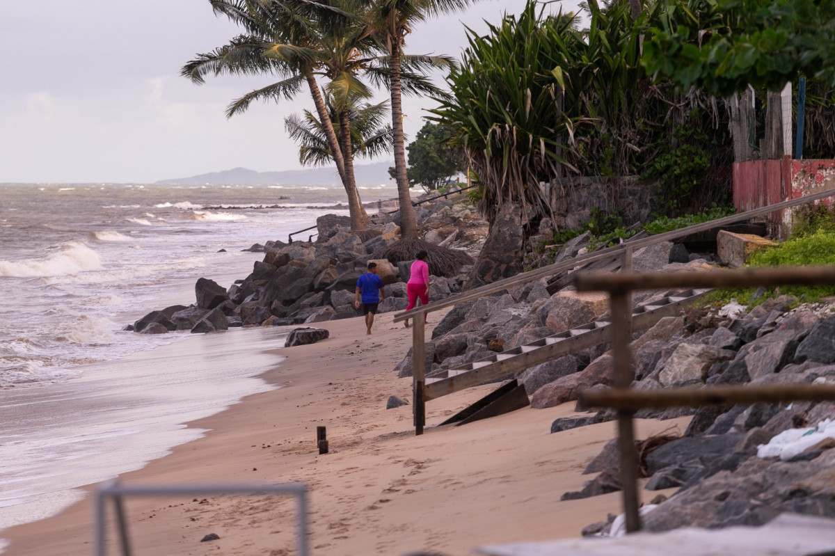 Orla de Candeias está cada vez menor devido ao avanço do mar/Foto: Rafael Vieira/DP Foto