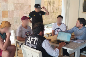 Imigrantes submetidos a trabalho escravo em f&aacute;brica clandestina de cigarros no Cabo voltam ao Paraguai