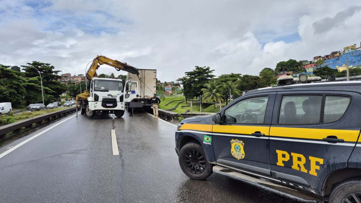 Caminhão carregado de gesso cai em vala e interdita trecho da BR-101 no Ibura/Foto: Divulgação PRF