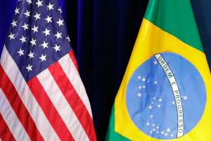 Bandeiras dos Estados Unidos e do Brasil