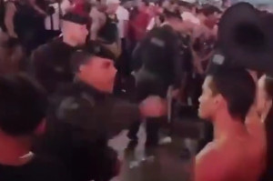 Homem recebeu ajuda de pessoas que presenciaram as agress&otilde;es.