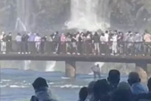 Homem pula grade das Cataratas do Igua&ccedil;u para resgatar seu celular que caiu
