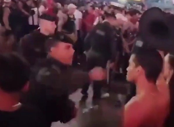 Homem recebeu ajuda de pessoas que presenciaram as agressões./Foto: Reprodução