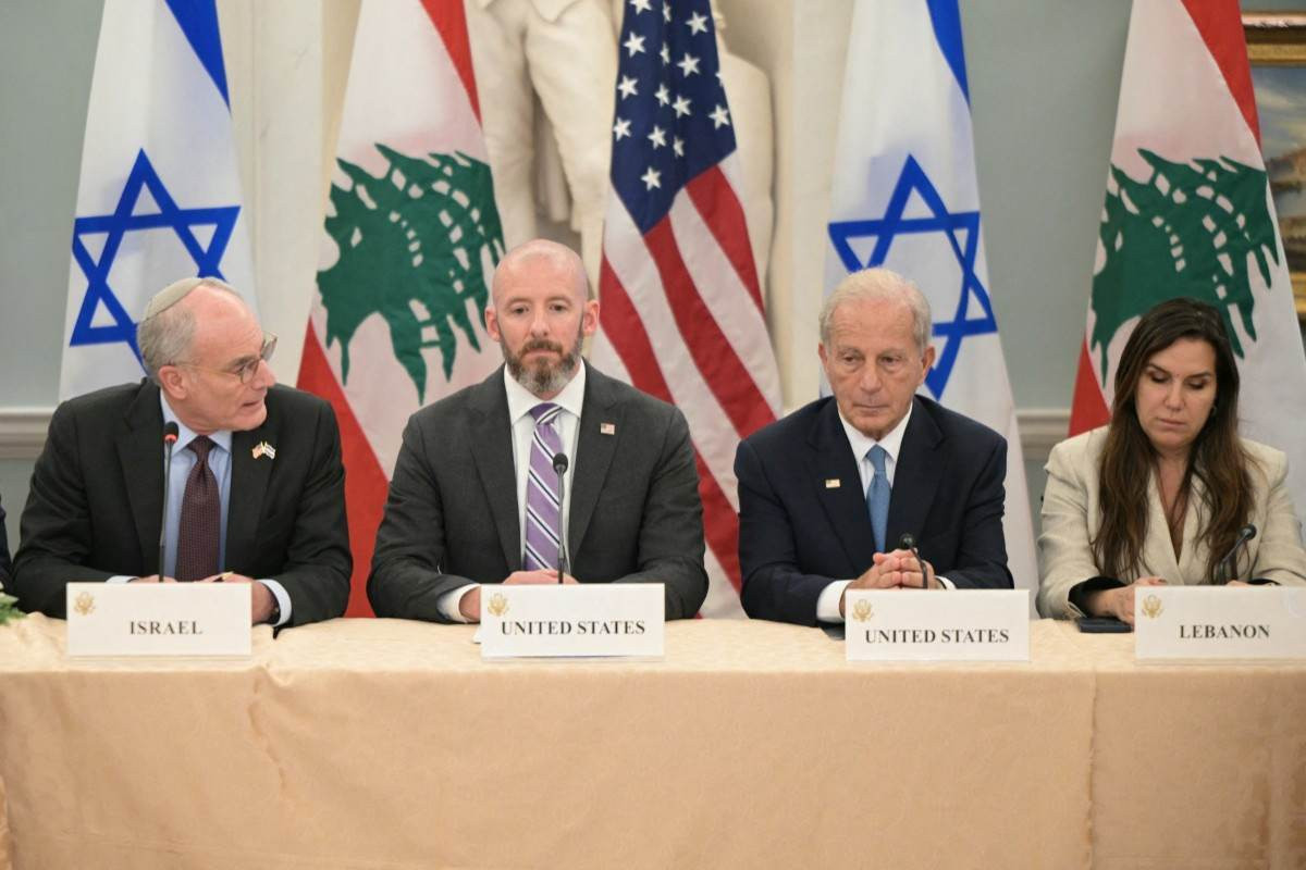 O embaixador de Israel nos EUA, Yechiel Leiter, o chefe de gabinete do Departamento de Estado, Daniel Holler, o embaixador dos EUA no Líbano, Michel Issa, e a embaixadora libanesa nos EUA, Nada Hamadeh, participam de uma reunião entre delegações israelenses e libanesas, organizada pelos Estados Unidos no Departamento de Estado, em Washington, DC, em 3 de junho de 2026. / AFP