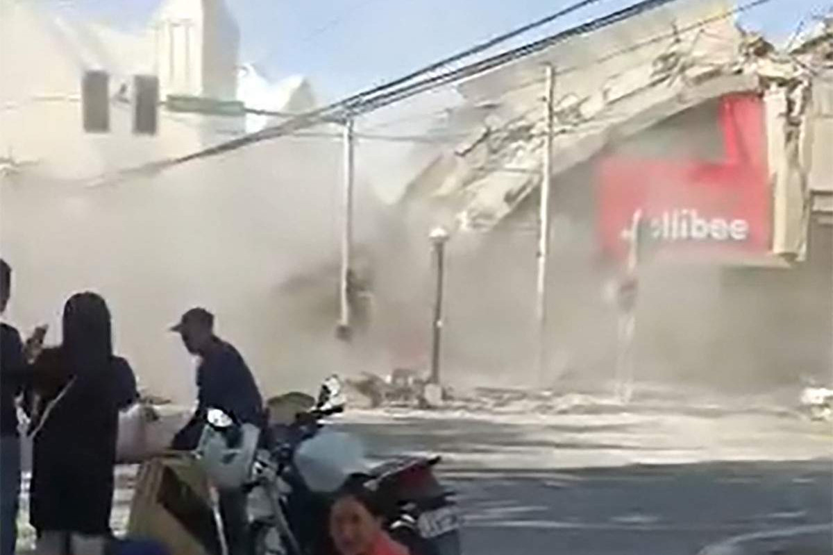 Pessoas que estavam no local reagem ao desabamento de um restaurante Jollibee durante um terremoto de magnitude 7,8 em General Santos City/QUEENIE ROSE ADAYA/COURTESY OF QUEENIE ROSE ADAYA/AFP