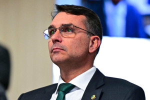 Fl&aacute;vio Bolsonaro atribuiu ao presidente Lula a responsabilidade pela decis&atilde;o da Comiss&atilde;o Europeia de vetar a importa&ccedil;&atilde;o de carne brasileira