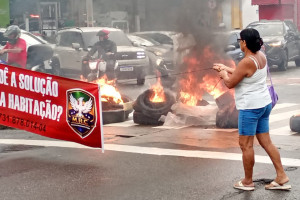 Protesto por moradia fecha a Avenida Norte, no Recife, na manh&atilde; desta segunda (8)