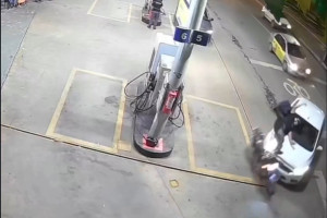 Motorista bate em moto de entregador de aplicativo ap&oacute;s briga de tr&acirc;nsito no Agreste