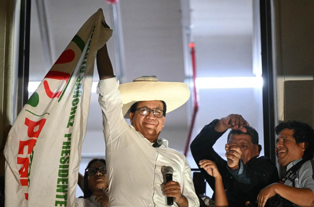 Candidato da esquerda tem apenas 4,9 mil mil votos a frente de Fujimori/Ernesto Benavides/AFP