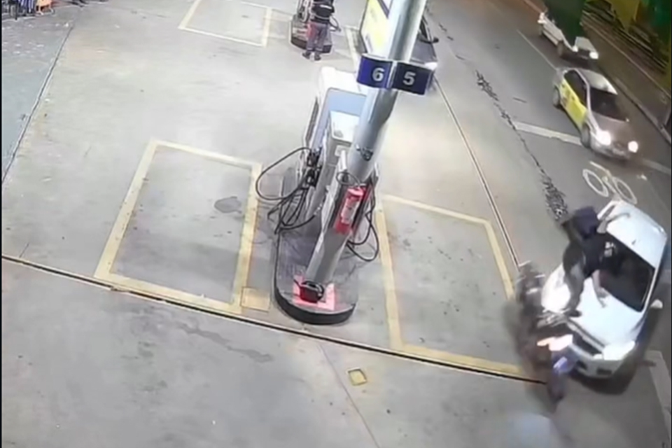 Carro atinge moto de entregador de aplicativo em posto de Caruaru/REPRODUÇÃO/VÍDEO