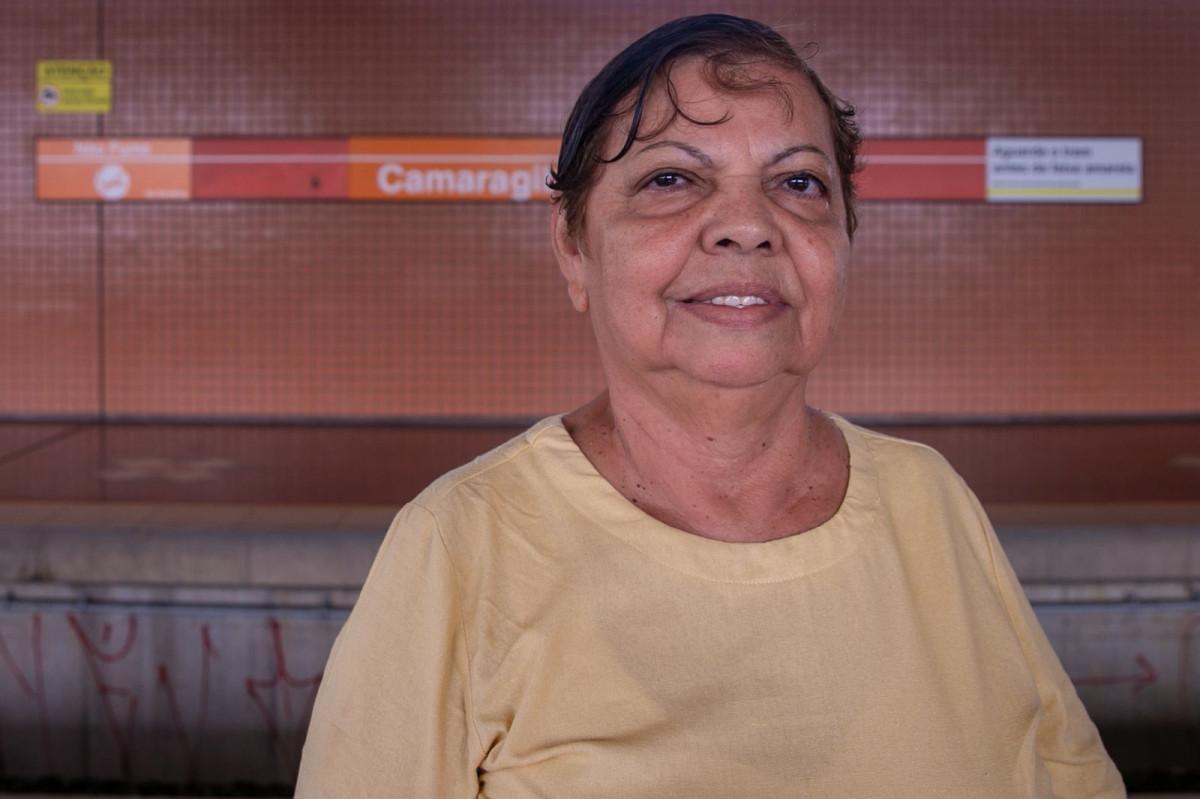 Maria Braz, de 66 anos, moradora de Camaragibe, que usa o metrô todos os dias (Foto: Rafael Vieira/DP)