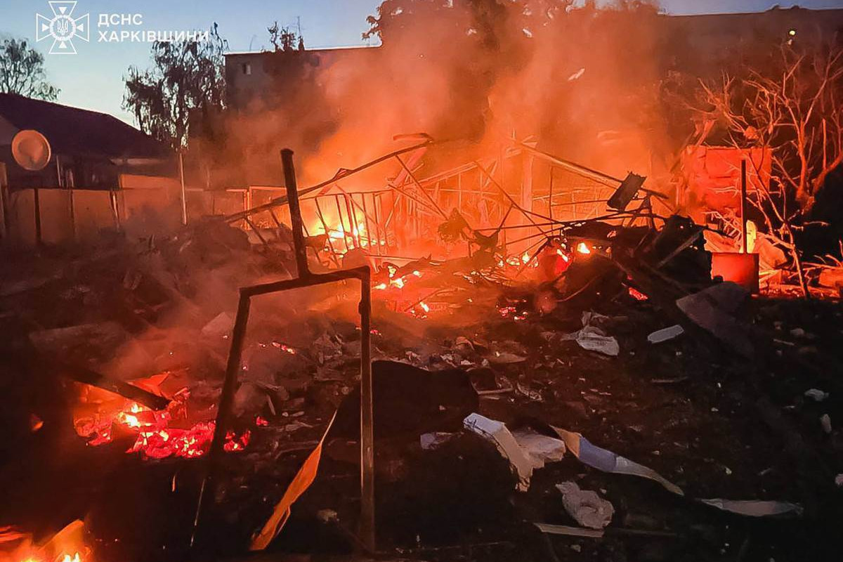Fumaça subindo de um incêndio após ataques russos na região de Kharkiv, em meio à invasão russa da Ucrânia/HANDOUT/STATE EMERGENCY SERVICE OF UKRAINE/AFP